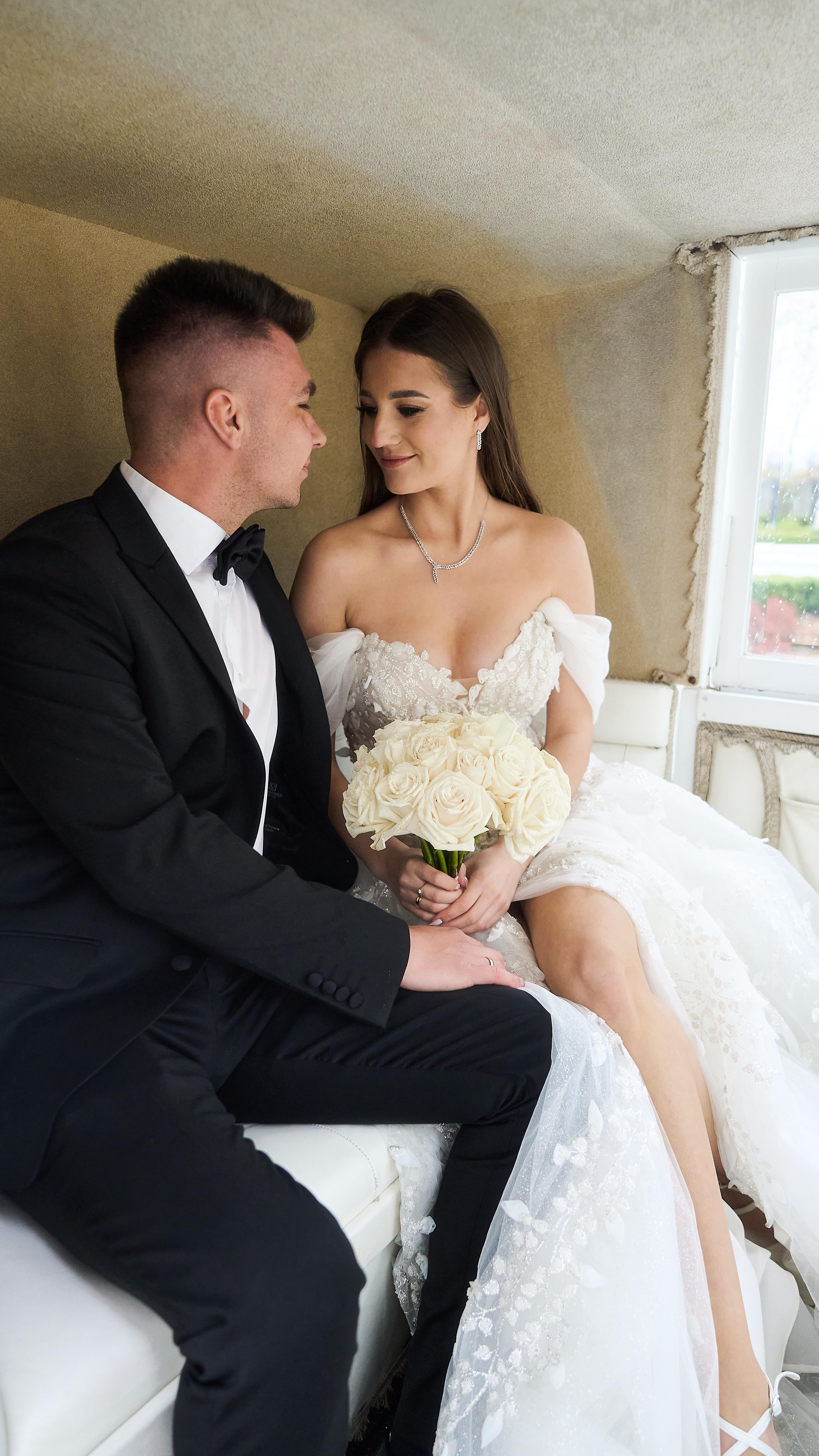 Bajka, która stała się prawdą 🤍

@luxury_weddings_angelika
@dworpolski 
@katarzynafloraldesign 
@mmstudiopl 
@yoo.nek.oliwia 
@mywishpoland 
@igarnitur 
@mls.event 
@potworne.ciacha 
@stajniacarino 
@p.rutkowski87 
@theonlyone_bridalshop 
@verso.kwartet 
@event_equipment_service 
@beryl.radom
@kladix99 
@_davide_2115_ 

#weddingdream#polishwedding#weddingphotographer#weddingvideography