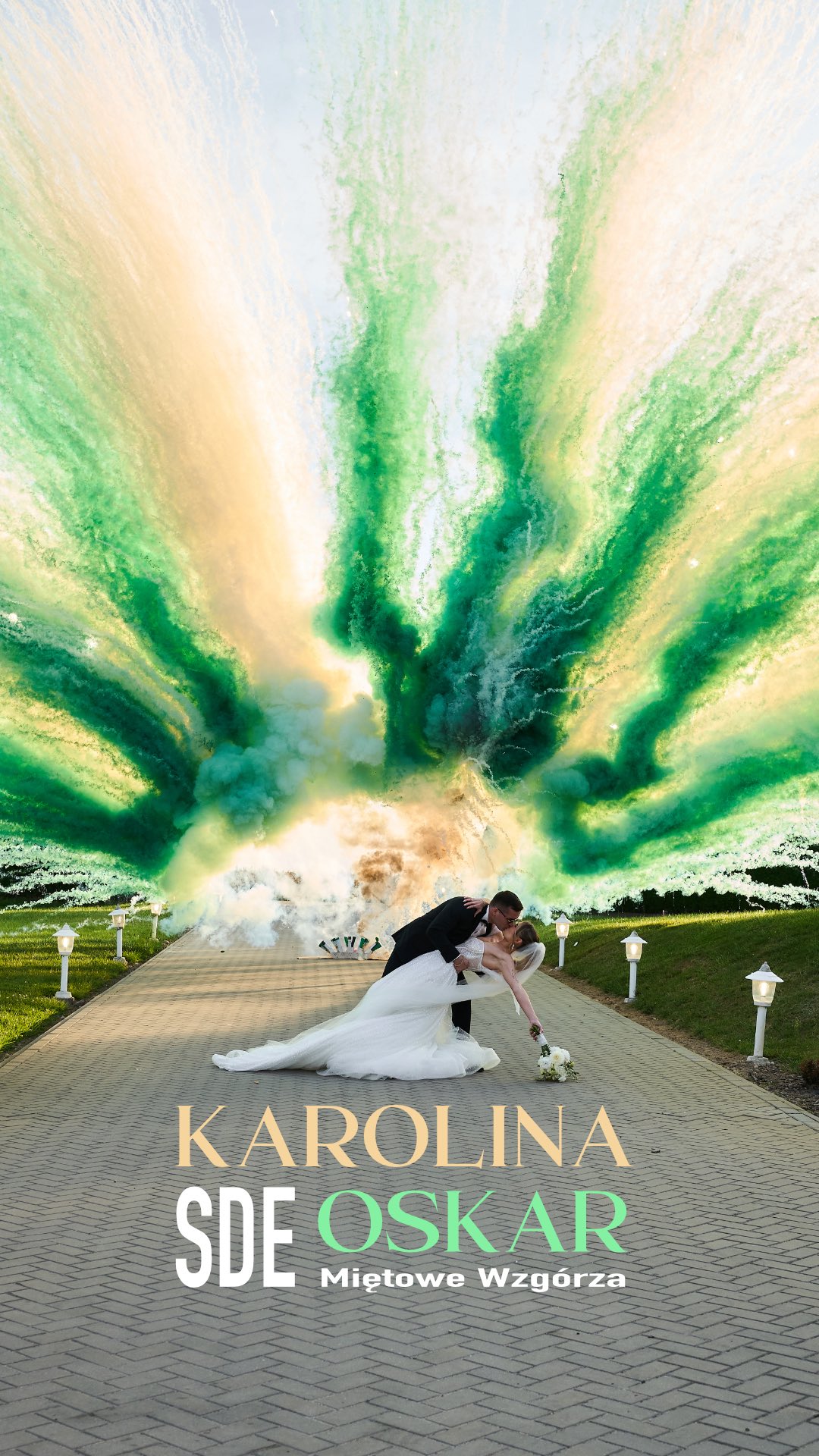 Film SDE, który podbił serca jeszcze tego samego wieczoru 🔥Emocje, wzruszenia i… spektakularne ujęcia z DRONA, które uniosły pierwszy taniec na zupełnie inny poziom!
Olaf z @rolkaolka_content nie mógł się powstrzymać… 💪🏼
Padło jedno pytanie - „Balbina mamy tu jakieś miejsce do wyświetlenia filmu?” 😎 

Dziękujemy 🤍 Karolina i Oskar 
@kar0_laa @oskar_3kk 
Wedding planner: @bunny_agency_warsaw @balbina_radzimierska 
Miejsce: @mietowewzgorza 
Dekoracje: @slubne_wariacje 
DJ: @imprezowyset 
Makeup: @sandra_knoll_makeup @ewagodlewska_makeup 
Film i fotografia: @mmstudiopl @zimnickaweddingart @rolkaolka_content 
Pirotechnika: @firefactory_pirotechnika 
Suknia: @madonnasuknieslubne 

SDE | ZWIASTUN ŚLUBNY | PIERWSZY TANIEC

#sde#filmslubny#weddingdrone#slub2025#weddingday#slub2026