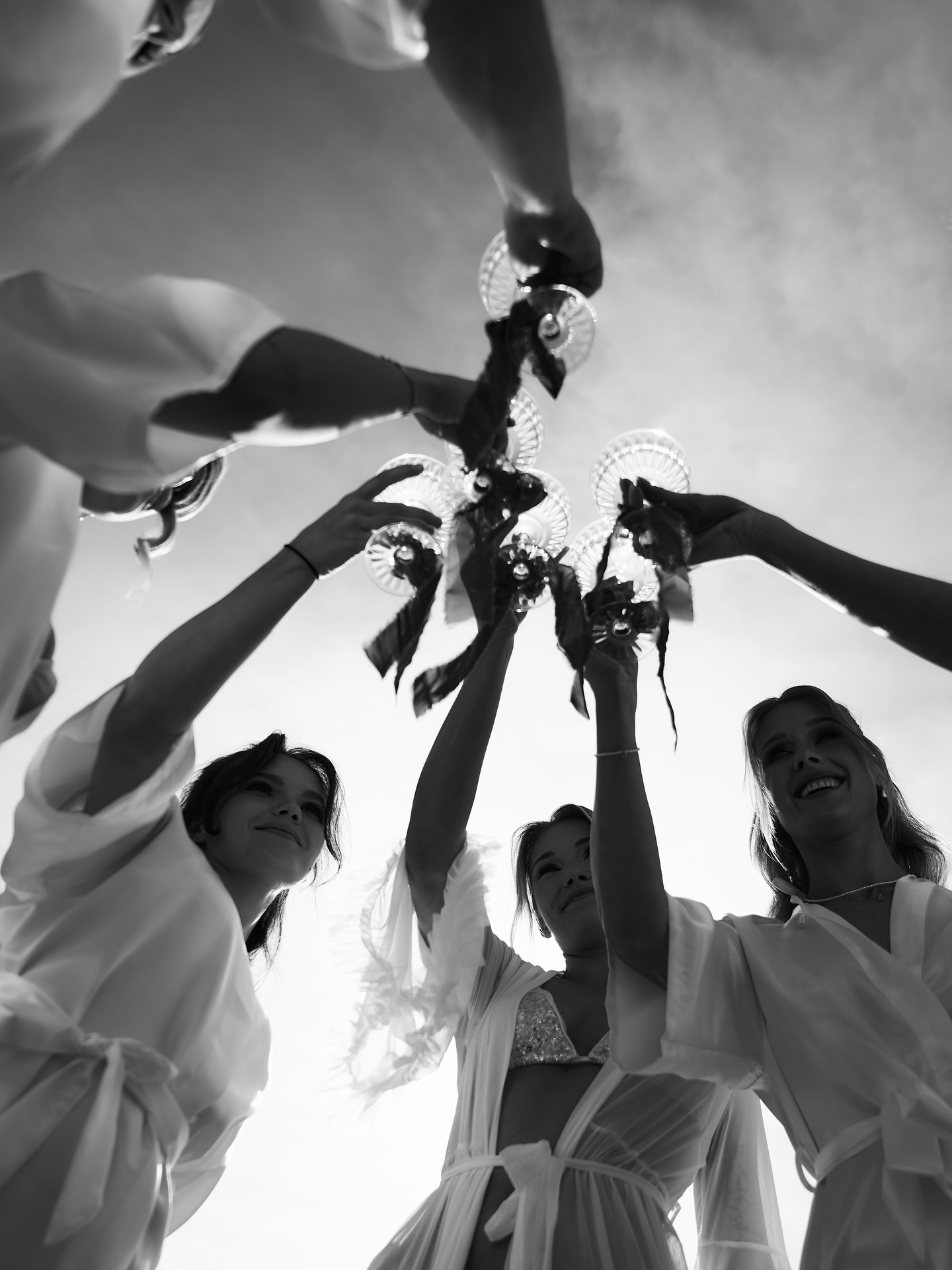 Szampan i najlepsza ekipa pod słońcem! ☀️ Kto następny w kolejce do toastu?

Oznacz swoją ekipę, z którą wzniosłabyś taki toast! 🥂

#fotografslubny#przygotowaniaslubne#teambride#druhny#slubneinspiracje#bridesmaids