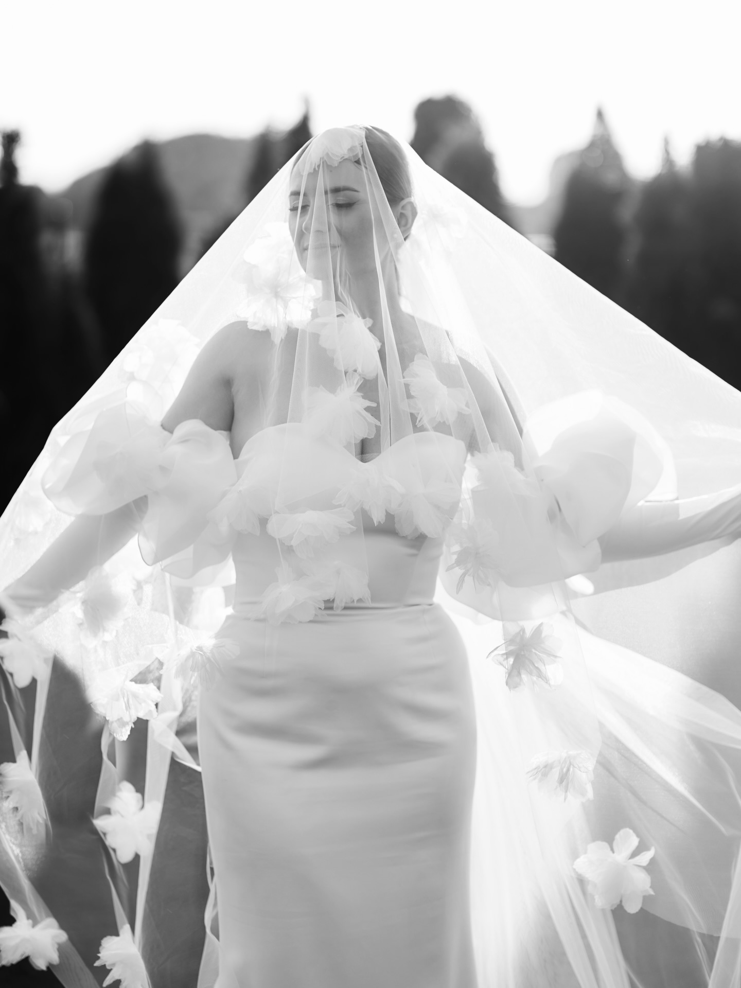 Jak sen, z którego nie chce się budzić... 🤍 Pod osłoną delikatnego tiulu i płatków kwiatów.

Pani Młoda | Welon 
#pannamloda#slubneinspiracje#milosc#brideinspiration#fotografslubny