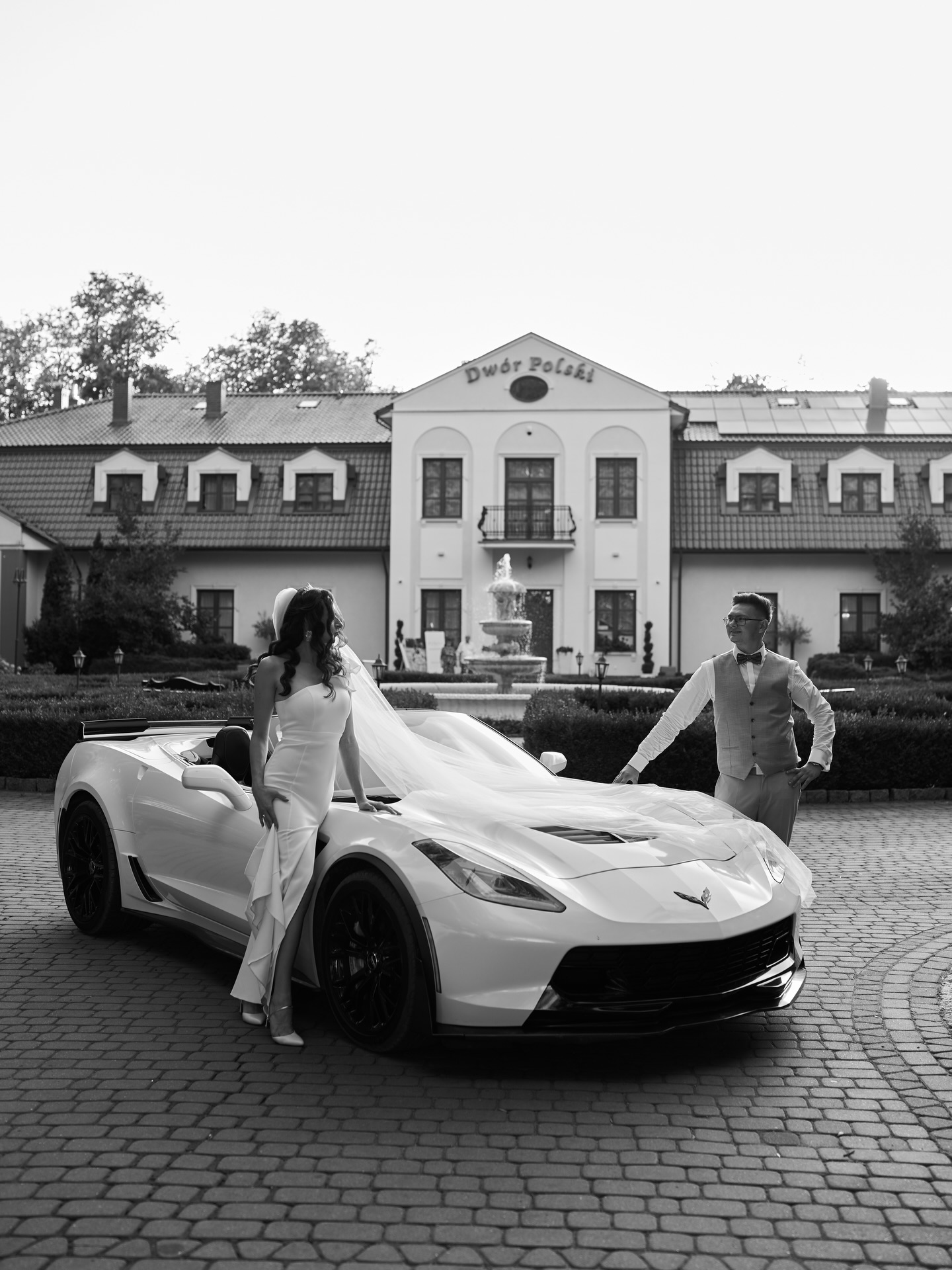 Just married and their Corvette 🤍

@mmstudiopl @zimnickaweddingart @rolkaolka_content 
@dworpolski 

#autodoslubu #slubnaglowie #sesjaslubna #wesezezklasa #nowoczesnyślub panmlody pannamłoda fotografiaslubna fotografslubny slubneinspiracje corvette corvettewedding weddingcar luxurywedding editorialwedding destinationweddingphotographer modernbride voguewedding highfashionwedding weddinginspiration chicwedding luxuryweddingphotographer dronephotography weddingdrone slub2027 blackandwhitewedding elopementphotographer