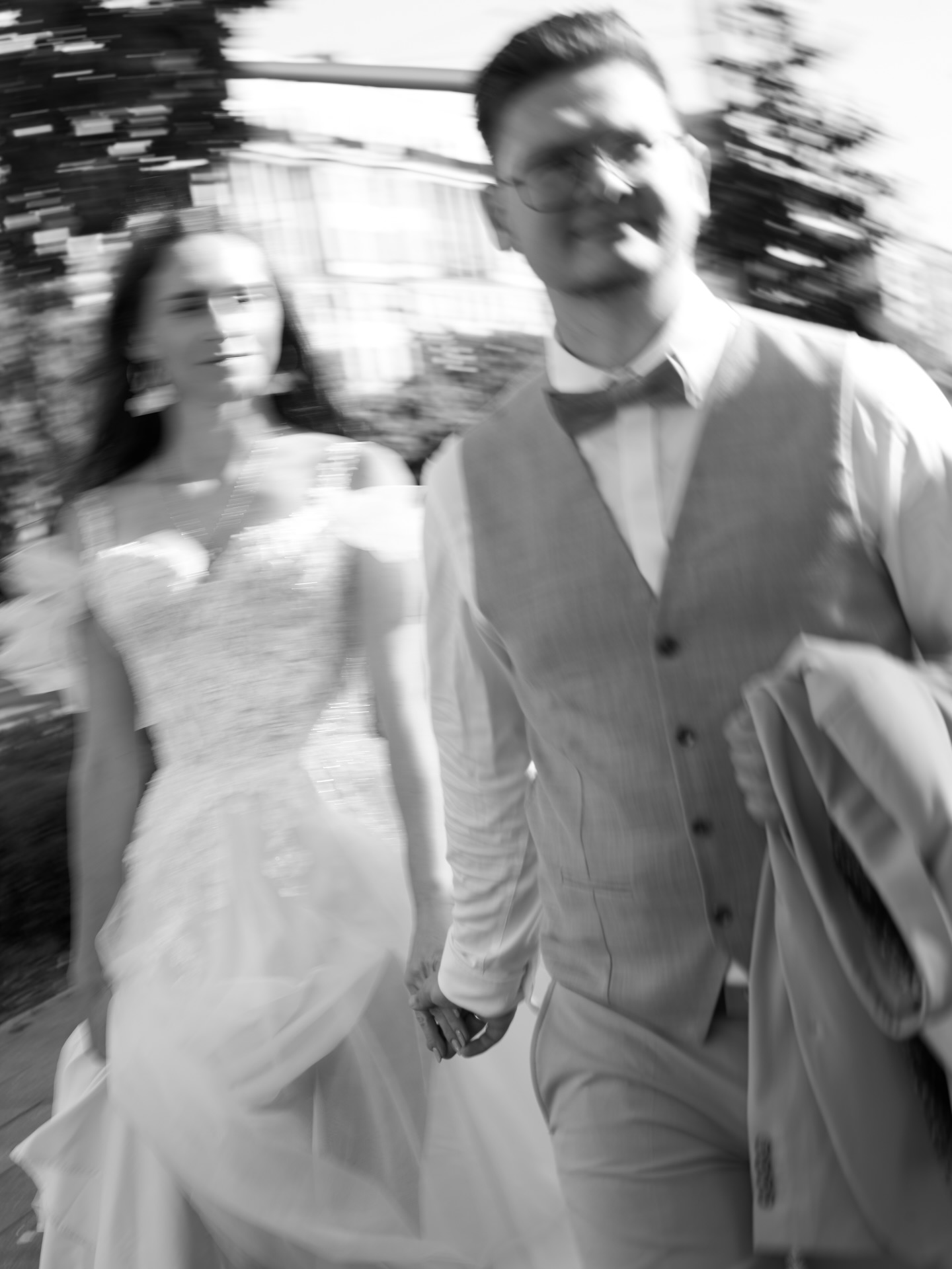 W świecie, który nie przestaje biec, zatrzymaj się. Albo po prostu biegnij razem z kimś, kto trzyma Cię tak mocno.

Plener ślubny | Plener Warszawa | Poland Wedding

#aestheticwedding#glamour#fotografwarszawa#warsaw
