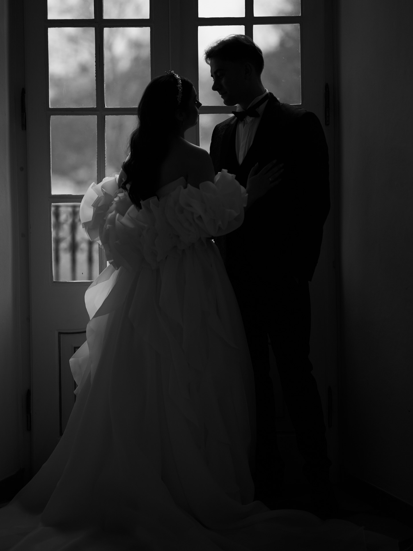 W cieniu pałacu, gdzie czas staje w miejscu.

Pałac Popielów

#destinationweddingphotographer#luxuryweddingphotographer#editorialwedding#fineartweddingphotography#voguewedding